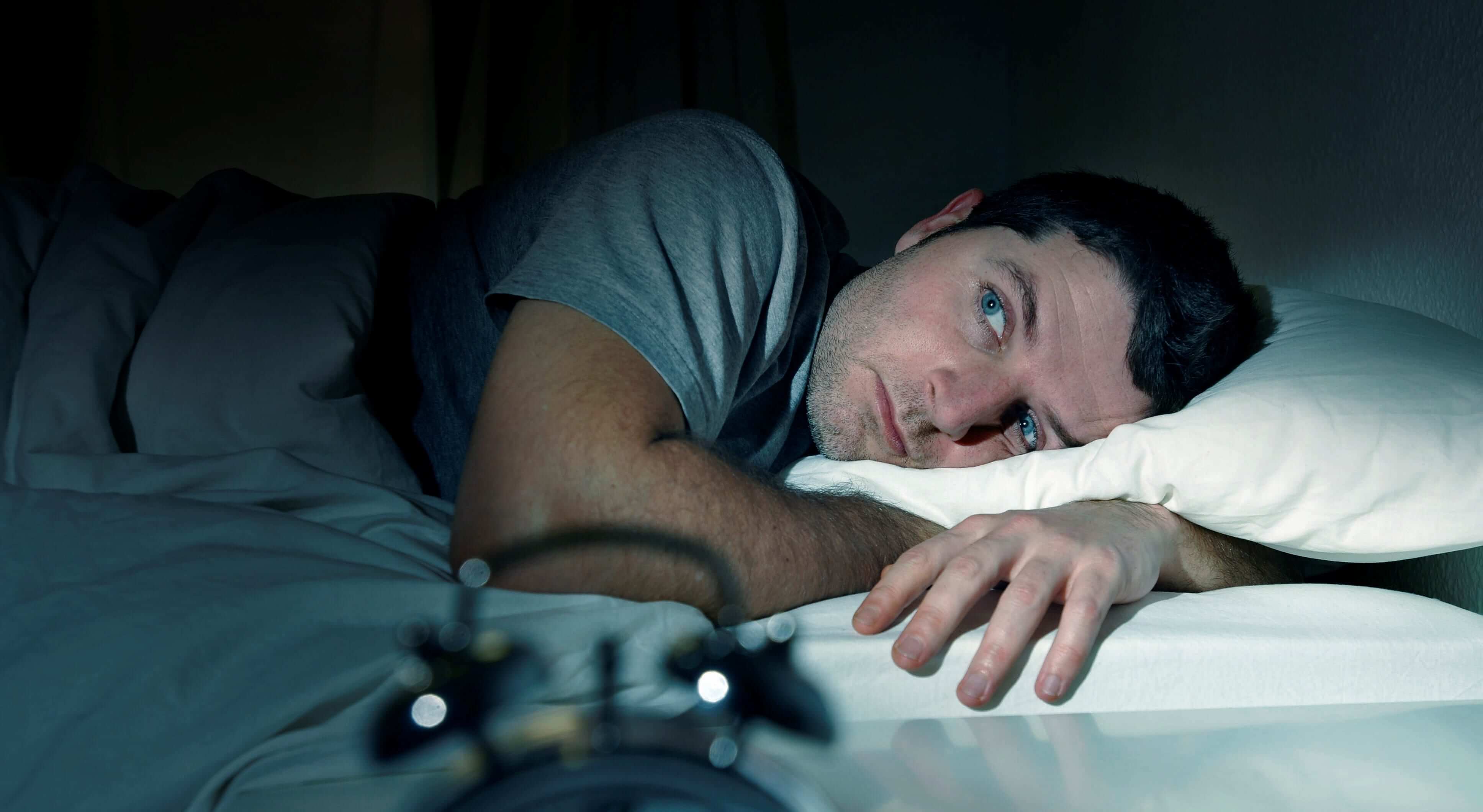 Я не могу уснуть вторые сутки что. Бессонница. Нарушение сна. Плохой сон. Беспокойный сон человека.